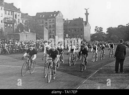 Track cycling on the Ruettbahn in the Berlin Polizeistadion. Stock Photo