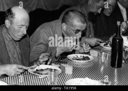 French prisoners of war, who have been released for health reasons from captivity and are now being repatriated, arrive in Chalon-sur-Marne at the Franco-German demarcation lines. In this case, they are World War I combatants, here they are eating a meal. Stock Photo