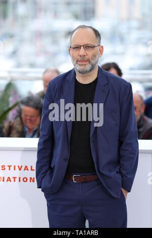 Cannes, France. 21st May, 2019. Director Ira Sachs poses during a photocall for the film 'Frankie' at the 72nd Cannes Film Festival in Cannes, France, May 21, 2019. U.S. director Ira Sachs' film 'Frankie' will compete for the Palme d'Or at the 72nd Cannes Film Festival. Credit: Zhang Cheng/Xinhua/Alamy Live News Stock Photo