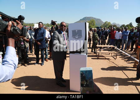 (190521) -- THYOLO, May 21, 2019 (Xinhua) -- Malawian President Peter Mutharika prepares to cast his ballot at a polling station in Thyolo district, Malawi, May 21, 2019. Mutharika on Tuesday expressed happiness with the peaceful way the elections process has so far gone. (Xinhua/Peng Lijun) Stock Photo