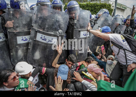 Algiers, Algeria. 21st May, 2019. Algerian students and riot police scuffle during an anti-government demonstration. Algeria's military chief of staff on Monday rejected calls to postpone the country's presidential elections, slated for 04 July to elect a successor to ousted president Abdelaziz Bouteflika. Credit: Farouk Batiche/dpa/Alamy Live News Stock Photo