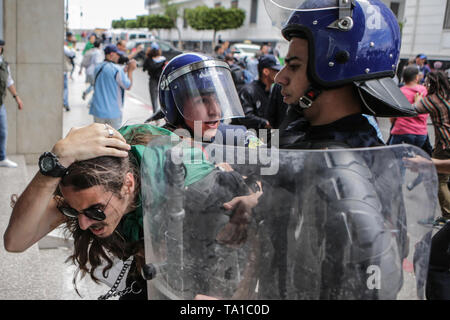Algiers, Algeria. 21st May, 2019. Algerian students and riot police scuffle during an anti-government demonstration. Algeria's military chief of staff on Monday rejected calls to postpone the country's presidential elections, slated for 04 July to elect a successor to ousted president Abdelaziz Bouteflika. Credit: Farouk Batiche/dpa/Alamy Live News Stock Photo