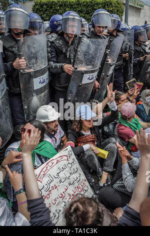 Algiers, Algeria. 21st May, 2019. Members of the Algerian riot police stand guard behind algerian students during an anti-government demonstration. Algeria's military chief of staff on Monday rejected calls to postpone the country's presidential elections, slated for 04 July to elect a successor to ousted president Abdelaziz Bouteflika. Credit: Farouk Batiche/dpa/Alamy Live News Stock Photo