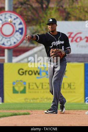 Fargo, ND, USA. 20th May, 2019. Milwaukee Milkmen Cesar Valera (9) throws to first base during the FM Redhawks game against the Milwaukee Milkmen in American Association professional baseball at Newman Outdoor Field in Fargo, ND. Milwaukee won 5-3. Photo by Russell Hons/CSM/Alamy Live News Stock Photo