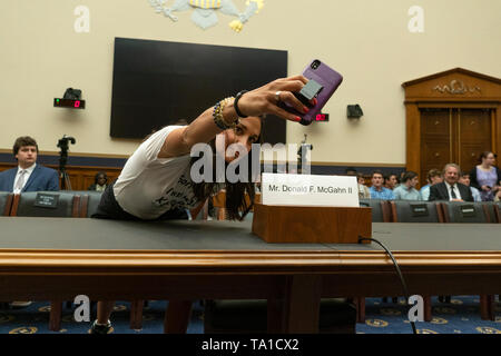 Washington, DC, USA. 21st May, 2019. Alethea Shapiro, of Long Island New York, takes a selfie with the empty seat where Former Counsel to the President Don McGahn was meant to sit during his testimony before the House Judiciary Committee in Washington, DC, U.S., on May 21, 2019. Credit: Stefani Reynolds/CNP | usage worldwide Credit: dpa/Alamy Live News Stock Photo