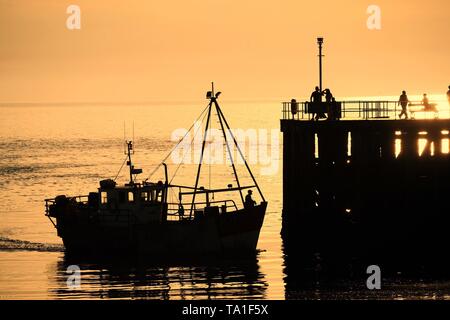 Aberystwyth Wales Uk. Tuesday 21 May 2019 UK weather: A fishing boat returns to Aberystwyth harbour in the evening after a day out catching Cardigan Bay crab and lobster. photo Credit: Keith Morris/Alamy Live News Stock Photo