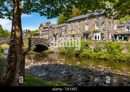 Beddgelert Gwnedd Wales May 13, 2019 Attractive stone buildings beside the river Glaslyn, in Beddgelert, in the Snowdonia National Park Stock Photo