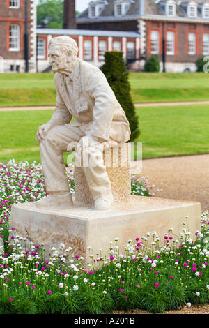 Statue of Bill Pendell MM, who died in December 2018, a few months after being interviewed by John Everiss in preparation for the installation Stock Photo