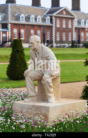 Statue of Bill Pendell MM, who died in December 2018, a few months after being interviewed by John Everiss in preparation for the installation Stock Photo