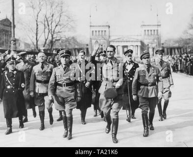Rudolf Hess on the Koenigsplatz in Munich. On his right Robert Ley, at left Martin Bormann, far left Max Amann. Between Bormann and Hess in the second row Baldur von Schirach. In the background, the Propylaea. Stock Photo