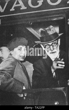 Sigmund Freud meets with his daughter Anna at a railway station of Paris during his forced emigration from Austria. Stock Photo