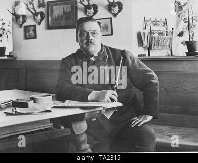 Ludwig Thoma (1867-1921), German writer, in his house on the Tuften in Rottach at Tegernsee. The photo was taken before 1914. Stock Photo