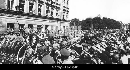 SS member Guenter Deskowski dies in an attack by the National Socialists at a meeting of the German National People's Party in the Josephshaus in Gdansk. Photo of the funeral procession of the National Socialists through Gdansk. The funeral was attended by the Chief of Staff Viktor Lutze, Gauleiter Albert Forster and Deputy of the Senate Artur Greiser. In the photo the mourners, consisting of SA, SS and NSDAP party members, who honor the dead with the Hitler salute, which is the expression of their National Socialist attitude. This was followed by a state funeral at the St. Barbara Cemetery. Stock Photo