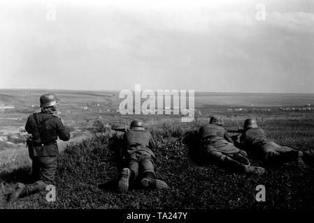 German infantry lie in position with rifles and MG 34 machine guns during a battle at the Donets. War correspondent: Haehle Stock Photo
