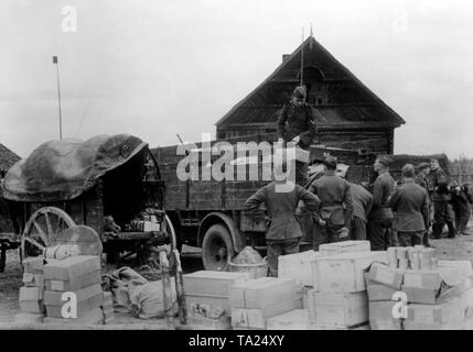 Food is distributed to the soldiers in a settlement near Leningrad. Photo of the Propaganda Company (PK): war correspondent Hilkenbach. Stock Photo