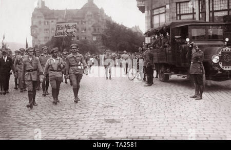 At the meeting of the Red Front fighters in Berlin, a department from Frankfurt an der Oder and Landsberg march through the streets. Policemen guard the procession with a truck. Stock Photo