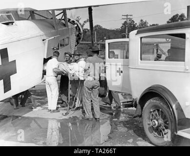 In a flight over 2000 miles, American soldier Olaf Nelson is taken from El Paso to Washington to be operated there - teeth were removed from the throat. Here, members of the Army Medical Corps load the soldiers from a plane into the waiting ambulance. Stock Photo