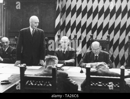 During the first council meeting in the small meeting hall of the Munich Town Hall, police president Pitzer (?) holds a speech. On the far right Lord Mayor Karl Scharnagl, who was appointed by the Allies. In the center Franz Stadelmayer, second mayor and head of the city administration. Stock Photo