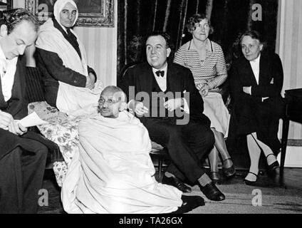 During his stay in Villeneuve-Montreaux, Mahatma Gandhi is received by writer Romain Roll in his villa 'Lionette'. Behind Gandhi sits his secretary Madeleine Slade, Mirabehn, right next to Gandhi the Swiss journalist and supporter of the Esperanto language Edmond Privat with his wife. Stock Photo