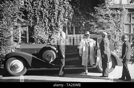 Gustaf Gruendgens in the role of Lord George Harford-Illingworth at the filming of the Oscar Wilde play 'A Woman of No Importance' Gruendgens gets off a Rolls Royce Phantom III. Stock Photo