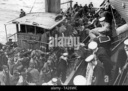 Shortly before the conquest of Gijon in October 1937 by Spanish national troops, Republican soldiers bring themselves to safety on boats to the British 'Southampton' from the enclosed city. The refugees board the ship with ladders. Stock Photo