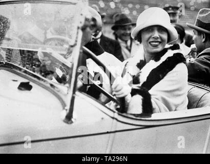 La Mistinguett, 1928 Stock Photo - Alamy