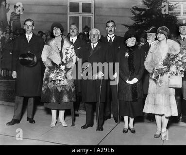 The american secretary of state Frank Billings Kellogg with queen Mary of Romania in Washington. From left: queen Mary, Kellogg, Mrs. Kellogg and princess Elena (Helene). Stock Photo