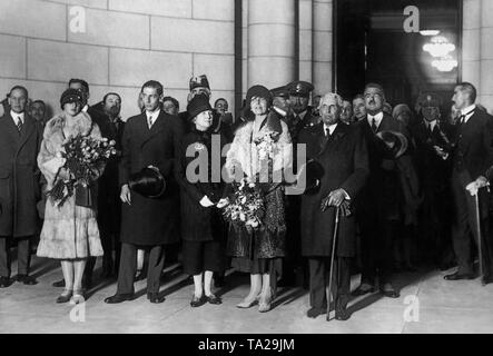 The US Secretary of State, Frank B. Kellogg welcomes the Romanian Queen Maria and her children. From left: Princess Elena, Mrs Kellog, Prince Nikolas, Queen Marie of Romania and Frank B. Kellogg. Stock Photo