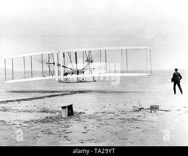 The first flight with an aircraft engine succeeded by the brothers Orville and Wilbur Wright on 17/12/1903 with their self-built 'Flyer I' on the beach of Kitty Hawk. Stock Photo