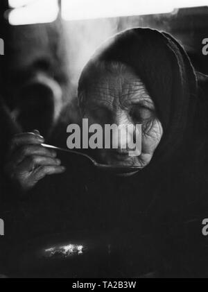 An old resettler from Lithuania eats soup in the Heydekrug camp in Memelland. Stock Photo
