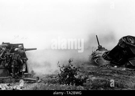 German soldiers uses a 88 mm gun (eighty-eight) against tanks north of the city Oryol. Picture shot by the accredited corrospondent Lachmann (propaganda company). Stock Photo