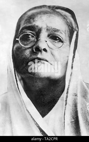 Mohandas Karamchand Gandhi and his wife Kasturba with Indian community ...
