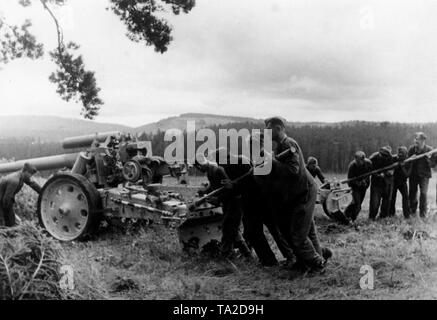 Soldiers of a battery of the Waffen-SS set up a 15cm heavy Feldhaubitze 18. The artillerymen are involved in fighting against partisans in Bosnia. Photo: Reichard Stock Photo