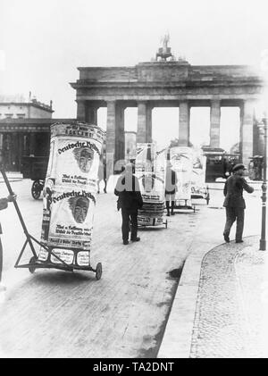 Before the Reichstag election in June 1920, movable advertising columns with electoral posters of the DVP (German People's Party) were brought to Brandenburg Gate. On the posters there is a face as well as the appeal: 'Courage and hope set you free, vote for the German People's Party!' Stock Photo