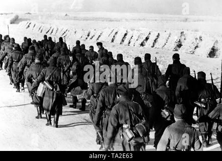 German soldiers march along a frozen street southeast of the city of Toropez. Photo of the Propaganda Company (PK): war correspondent Lessmann. Stock Photo