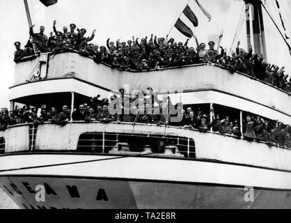 The cruise ship 'Oceana' of the Nazi organization 'Kraft durch Freude' leaves the port of Hamburg for a trip to Norway. Aboard, soldiers of the 9th Army Corps and other workers and employees of the barracks of the 9th Army Corps. Stock Photo