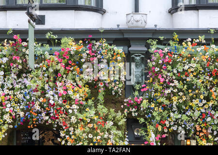 The Ivy Chelsea Garden restaurant wildflower inspired floral display in Kings road for Chelsea in Bloom 2019. Chelsea, London, England Stock Photo