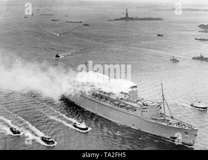 The 'Queen Elizabeth' reaches the port of New York after an Atlantic crossing. Starting 1940, the ocean liner served as a troop ship for the Royal Navy. Stock Photo