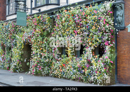 The Ivy Chelsea Garden restaurant wildflower inspired floral display in Kings road for Chelsea in Bloom 2019. Chelsea, London, England Stock Photo
