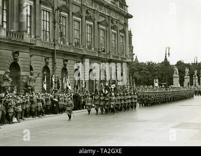 The honorary company of the Reichswehr marches with troops flags of the Old Army past the Zeughaus in front of guests of honor. The occasion was the consecration of a memorial plaque in the Ruhmeshalle (Hall of Fame). Among the special guests, August von Mackensen, in Hussars uniform. Stock Photo