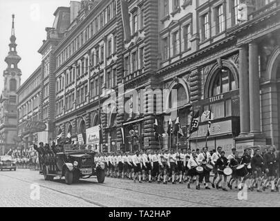 Reich Youth Leader Baldur von Schirach on a visit to Vienna. He drives through Mariahilferstrasse past the Herrenausstatter Tiller. Austria was annexed to the German Reich in March 1938. Stock Photo