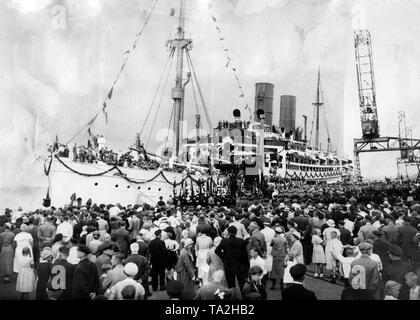 View of the renaming celebration of the passenger ship 'Sierra Morena' of the North German Lloyd. On this occasion was rechristened the cruise ship 'Der Deutsche' of the DAF and of the Nazi organization 'Kraft durch Freude' ('Strength through Joy') in the Port of Hamburg. Stock Photo