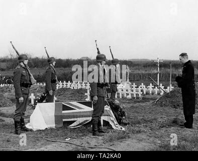 An English officer, who fell during the fighting in the north of France, was buried with military honors by German soldiers. A captured Englishman speaks a prayer. Stock Photo