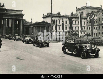 Ahmad Fuad I Pasha, King of Egypt and Sudan on a visit to Berlin. Here, the cars with further diplomats. Stock Photo