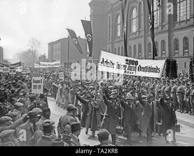 After the annexation of Austria to the German Reich, 2000 Austrian workers arrive in Berlin. On the poster: '2000 workers drive through the gaus of Germany'. Stock Photo