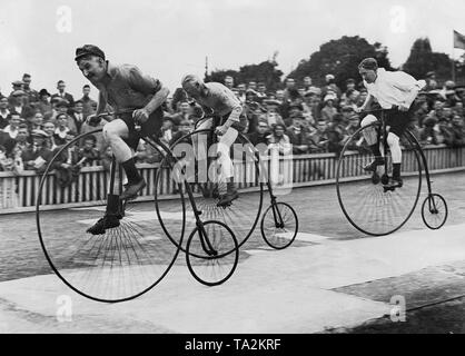 The racers start the competition during the 'Penny Farthing Race' at the Herne Hill Velodrome in London on September 10, 1932. Stock Photo