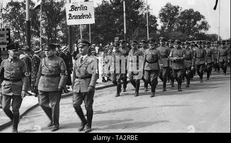 The National Association Berlin-Brandenburg of the Stahlhelm marches to a civic center, presumably during the Reich leadership meeting in Magdeburg. Stock Photo