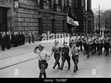 At the board meeting of the German National People's Party in the Reichstag, a division of the Kampfring junger Deutschnationaler marched to the 5th portal of the Reichstag in honor of Adolf Hitler. On the left, the leadership of the DNVP. In the center chairman of the party, Alfred Hugenberg. Stock Photo