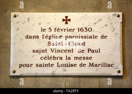 Le 5 février 1630, dans l'église paroissiale de Saint-Cloud, Saint-Vincent de Paul célébra la messe pour Sainte-Louise de Marillac. Plaque murale. Stock Photo