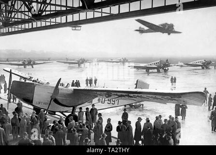 Opening of the summer air traffic of the Deutsche Lufthansa. On the maneuvering area of Tempelhof Airport there are various Junkers aircrafts, in the hangar a Rohrbach Ro VIII 'Roland'. Stock Photo